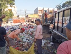 Pasukan Orange Kotamobagu Bersihkan Lonjakan Sampah Pasca Lebaran di Pasar 23 Maret