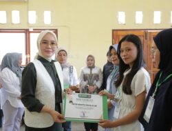 Ny. Rindah Gaib Mokoginta Tutup Pelatihan Kerajinan Anyaman Eceng Gondok